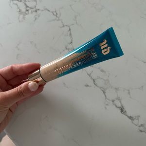 Urban decay hydro maniac tinted glow foundation: shade 30 light
